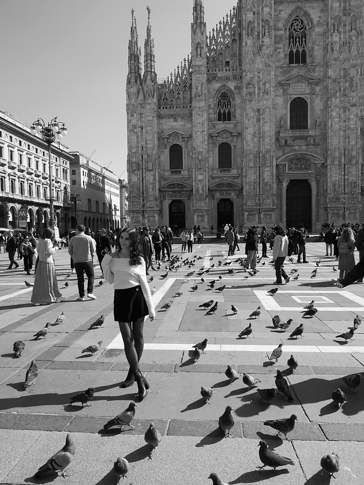 С голубями Milano Милан собор Duomo di площадь достопримечательность девушка италия