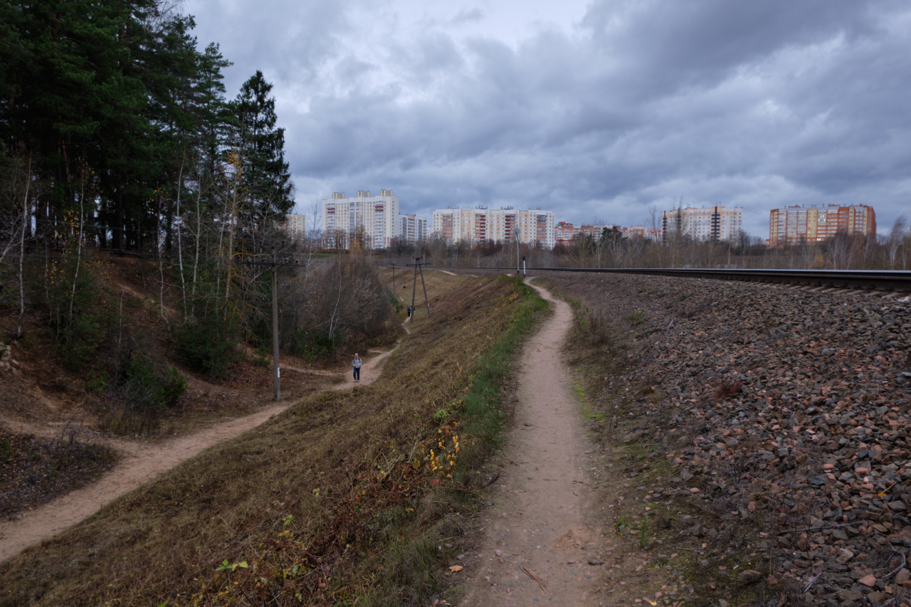 Осенний день осень тропинка деревья город