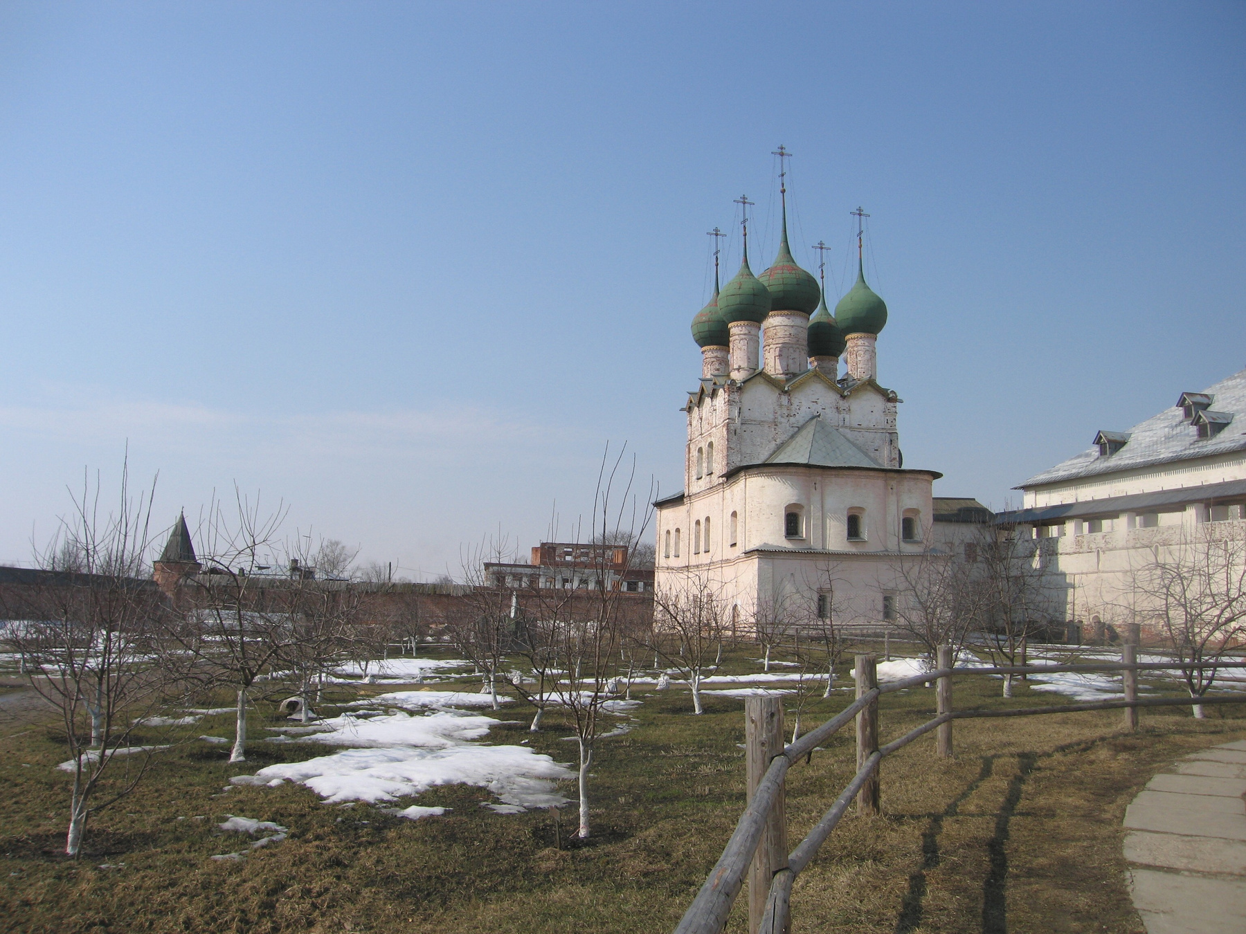 ***Монастырский сад. Весна в Ростове Великом Ростов Кремль