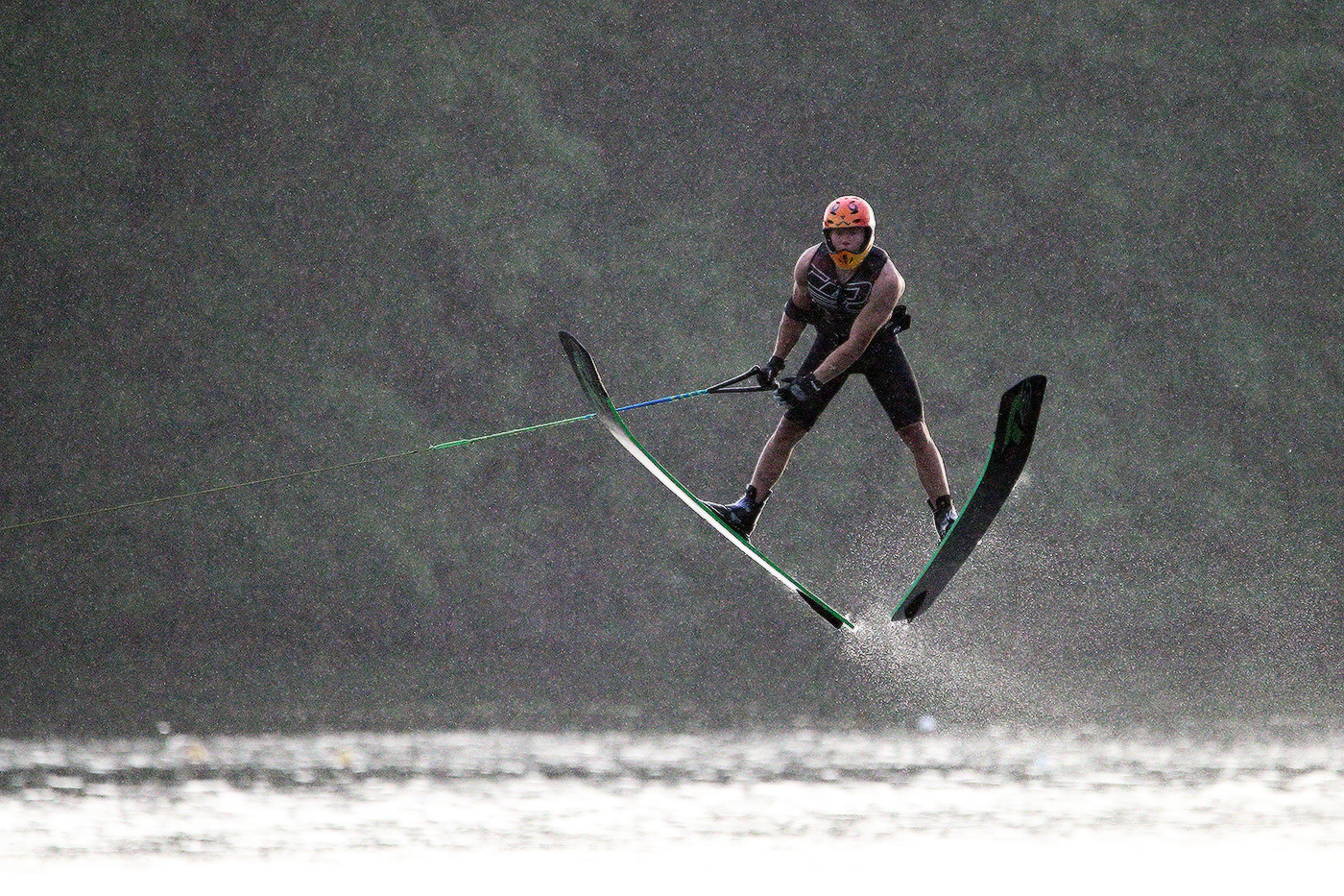 человек дождя водные лыжи прыжок с трамплина вечер дождь rain man water ski flight raindrops
