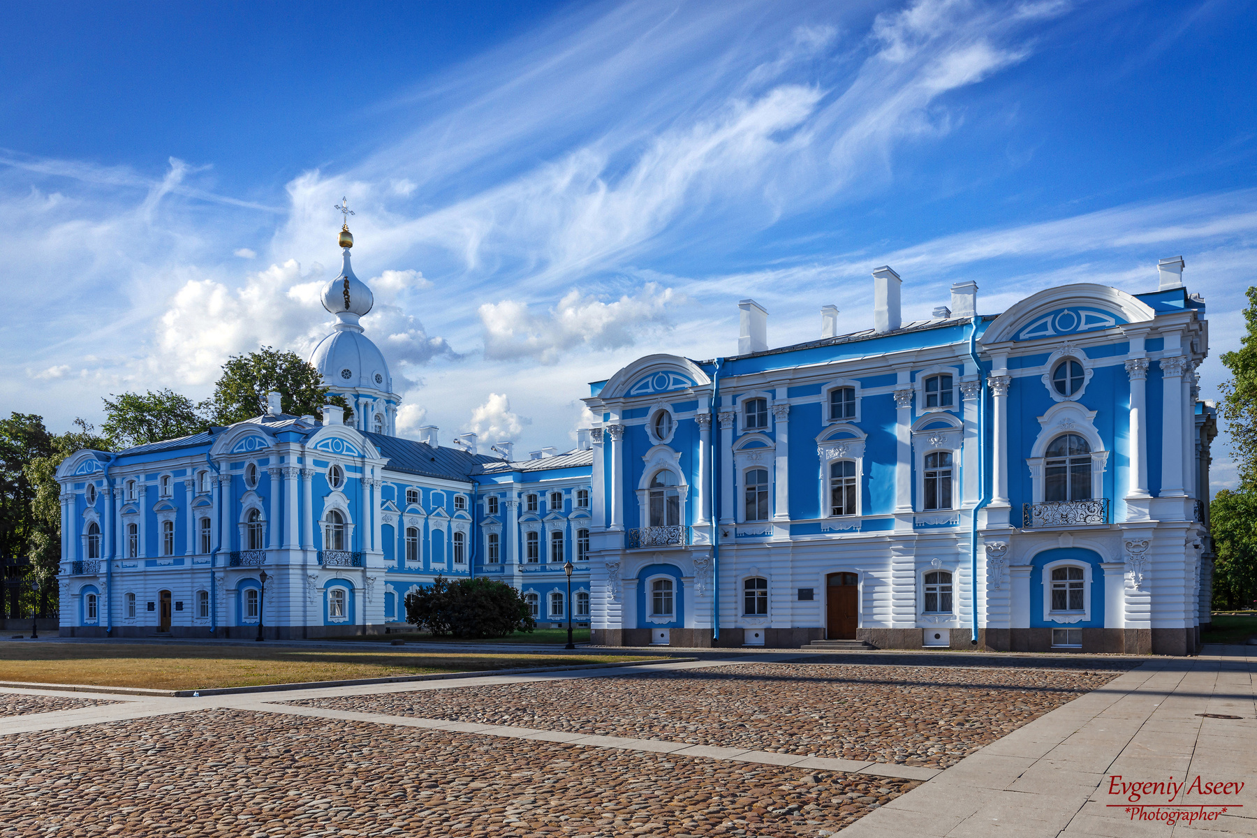 Июльским утром у Смольного монастыря Петербург