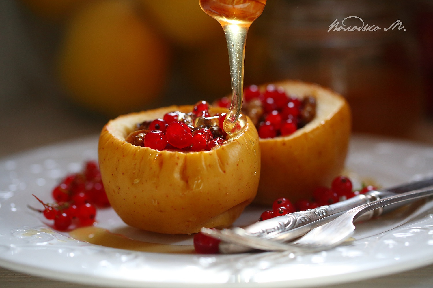 Яблоки с медом,орехами и смородиной Яблоко мед орех смородина