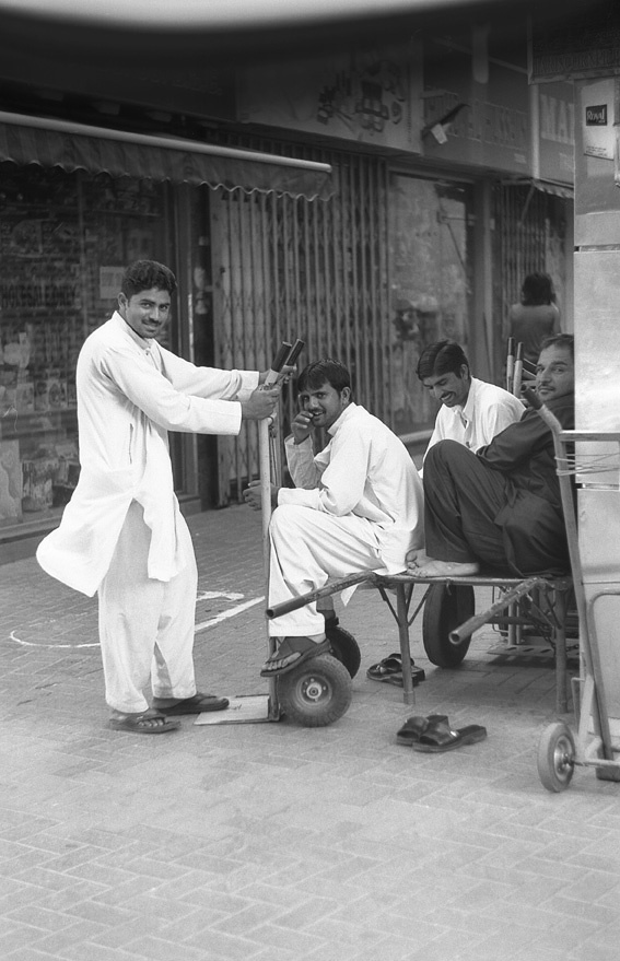 Сиеста в пакистанской части dubai, film, bw, noon, streetphoto