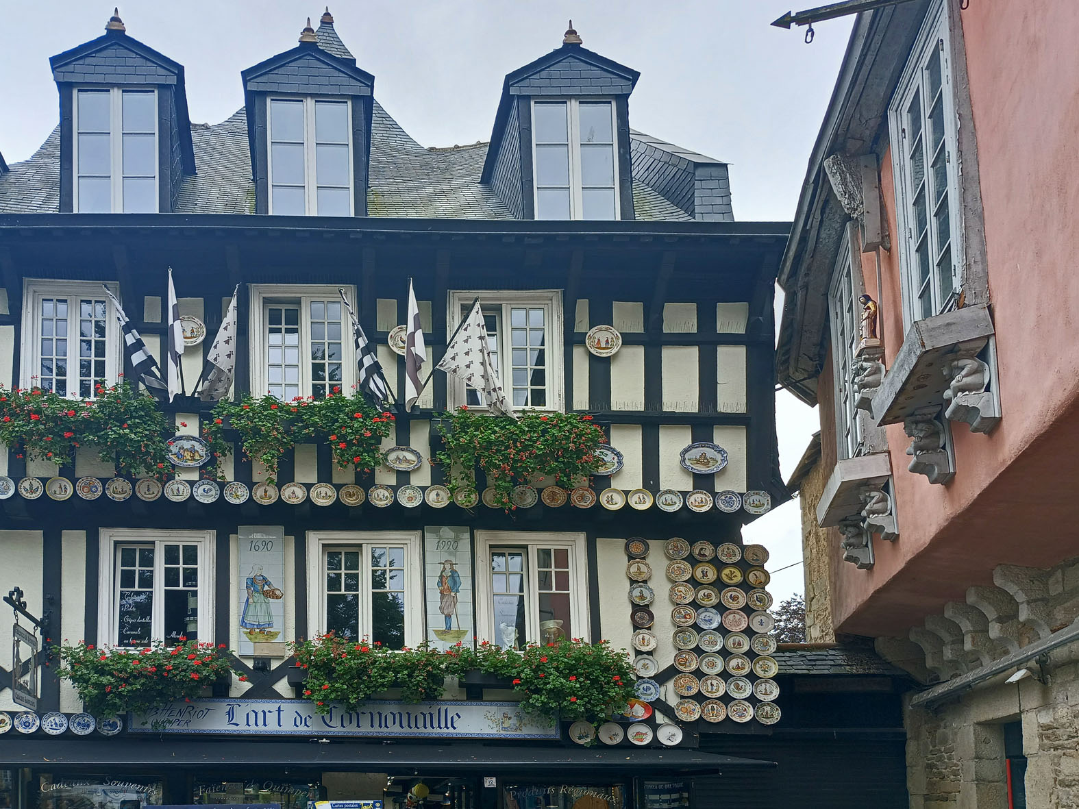 Искусство Корнуая Бретань Bretagne Финистер Finister Кемпер Quimper Корнуай магазин сувениры тарелки фаянс