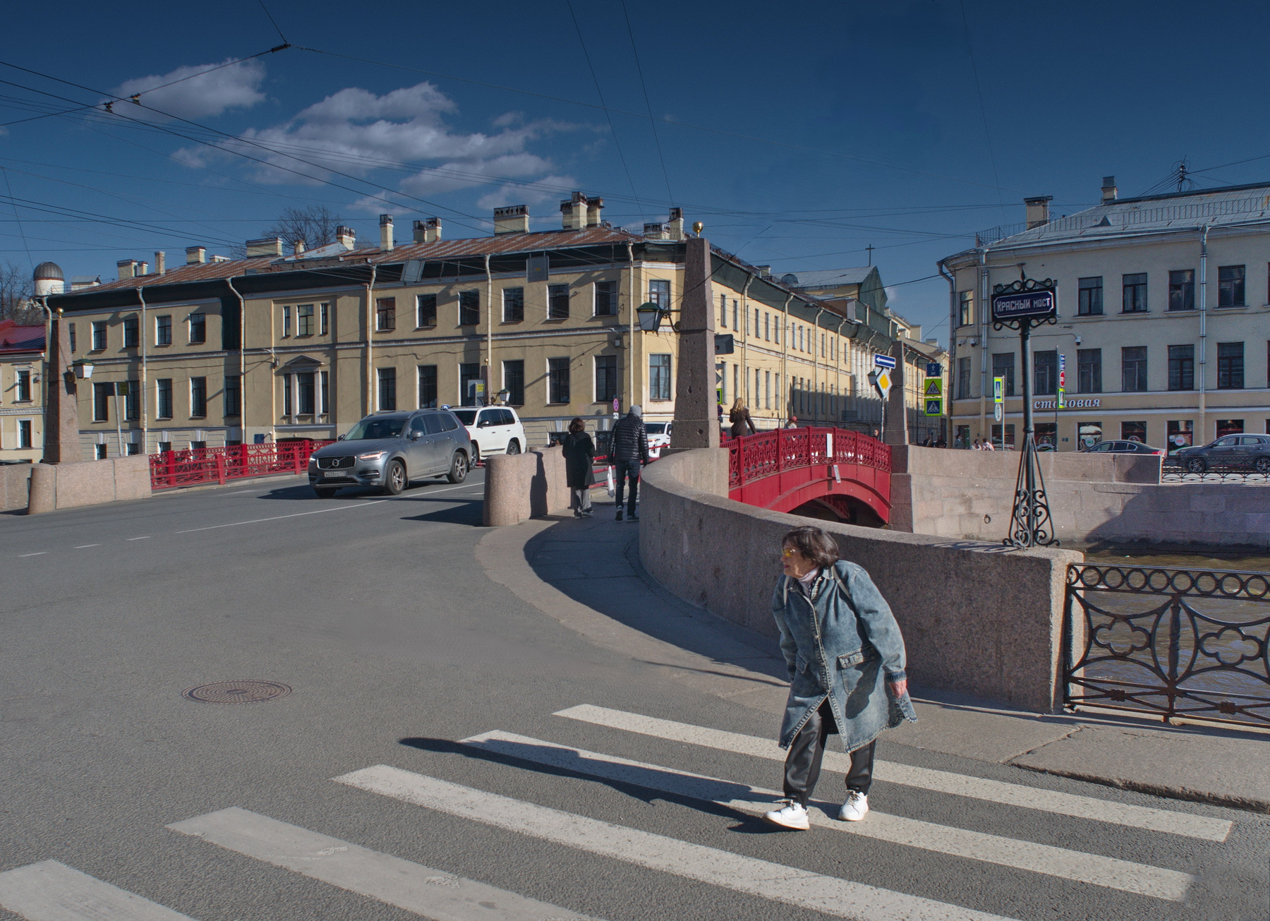 У Красного моста Петербург