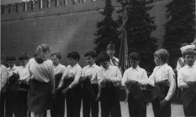 Равнение на знамя! пионеры, вечный огонь