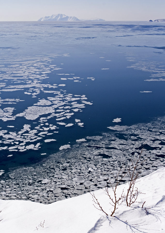 Пейзаж с морем, льдом и островом вдалеке... 
