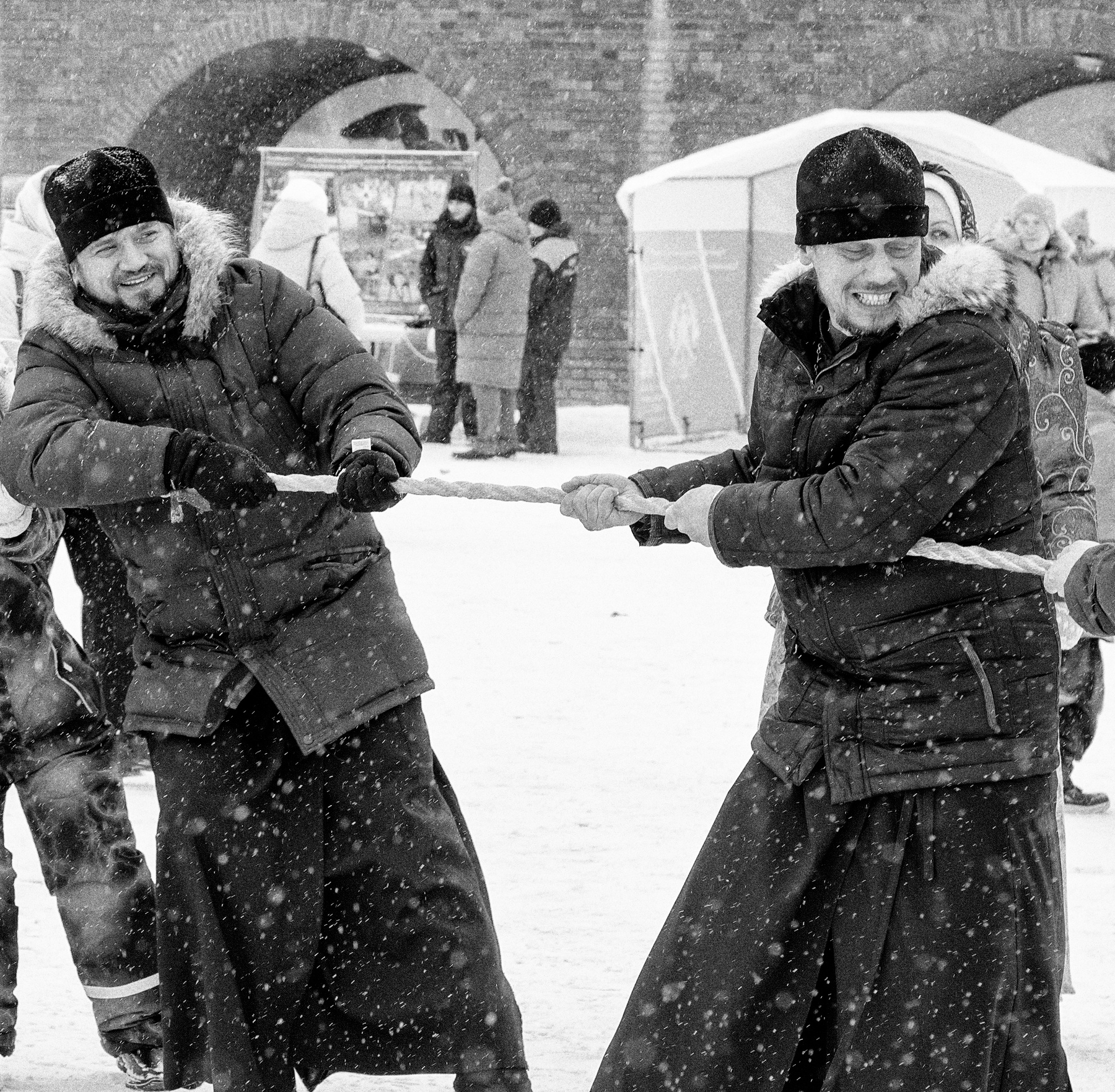 тянем потянем священники перетягивают канат праздник сретение мужчины
