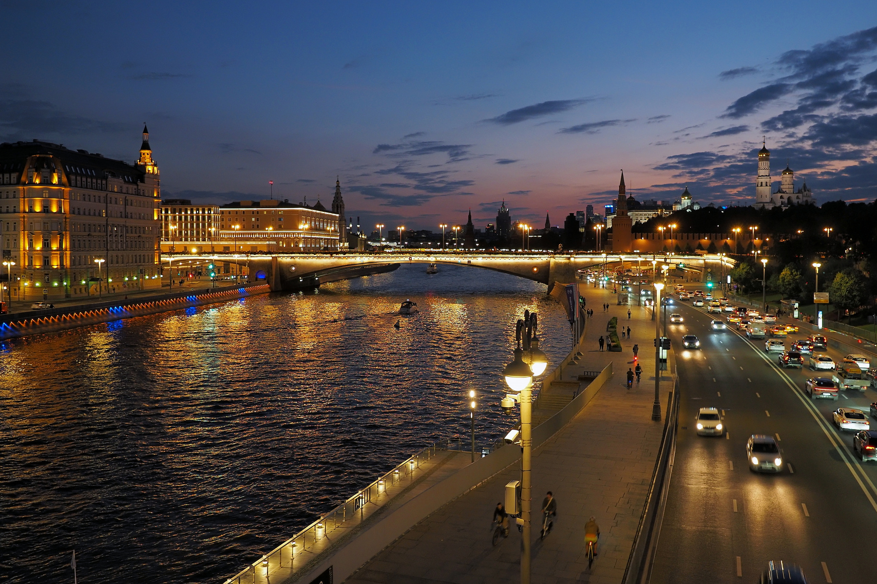 Стоя на "скрепке". москва