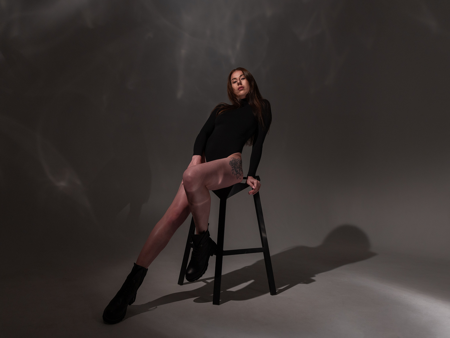 In the dark reflections model sitting posing black tattoo long hair leotard brunette отражения модель позировка черный боди тату татуировка блики