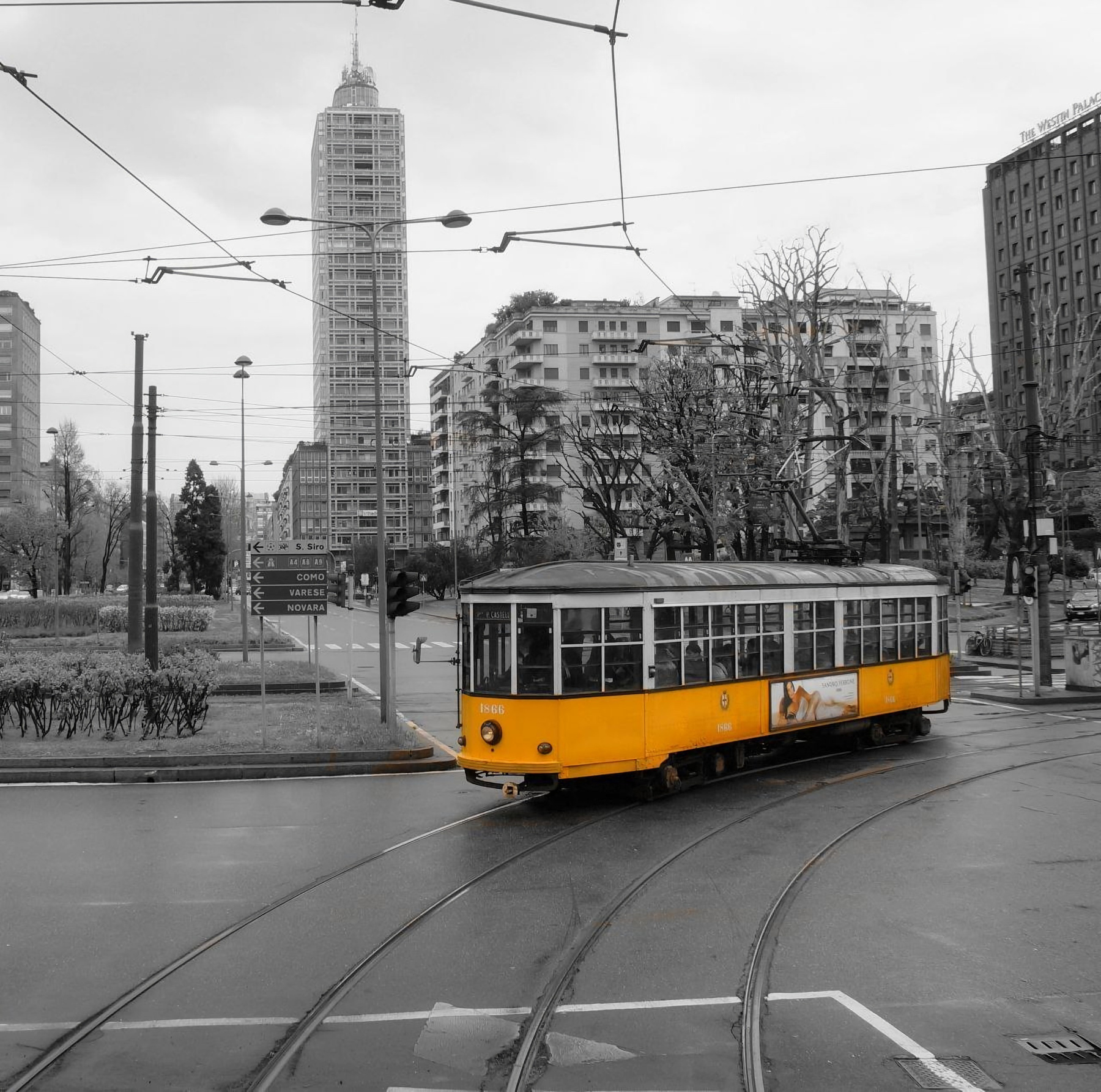 Дождливый Милан Милан Италия Европа Город Трамвай желтый рельсы удицы Milano Italy city