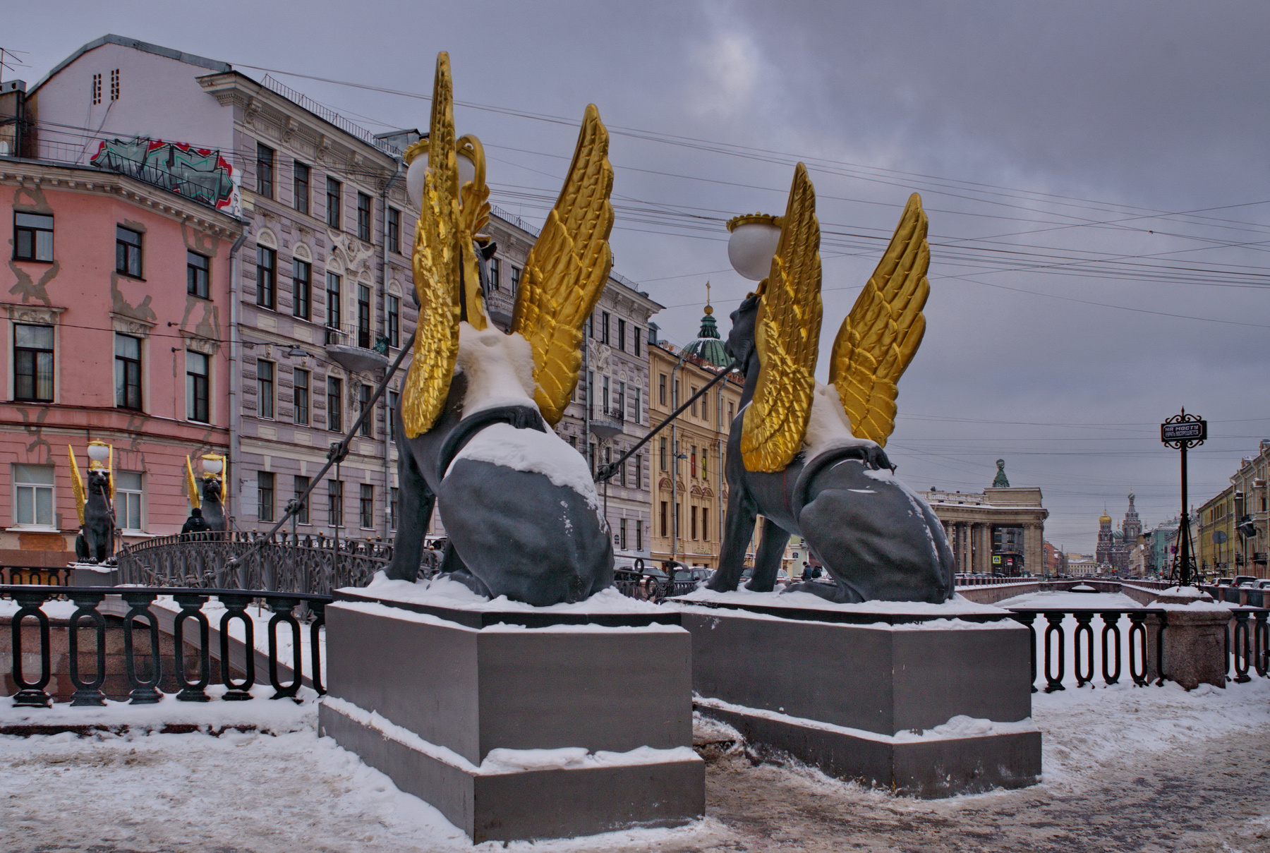 Крылатые львы Банковского моста Петербург