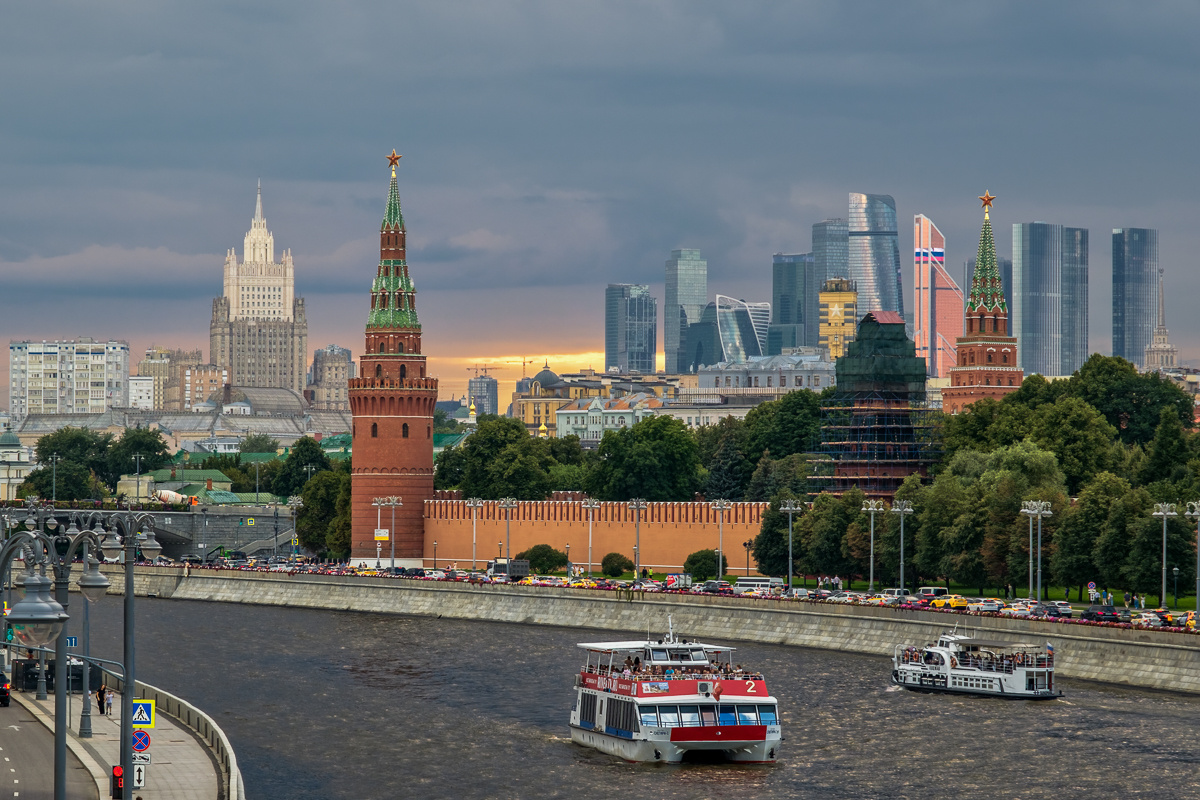 Кремлевская набережная москва