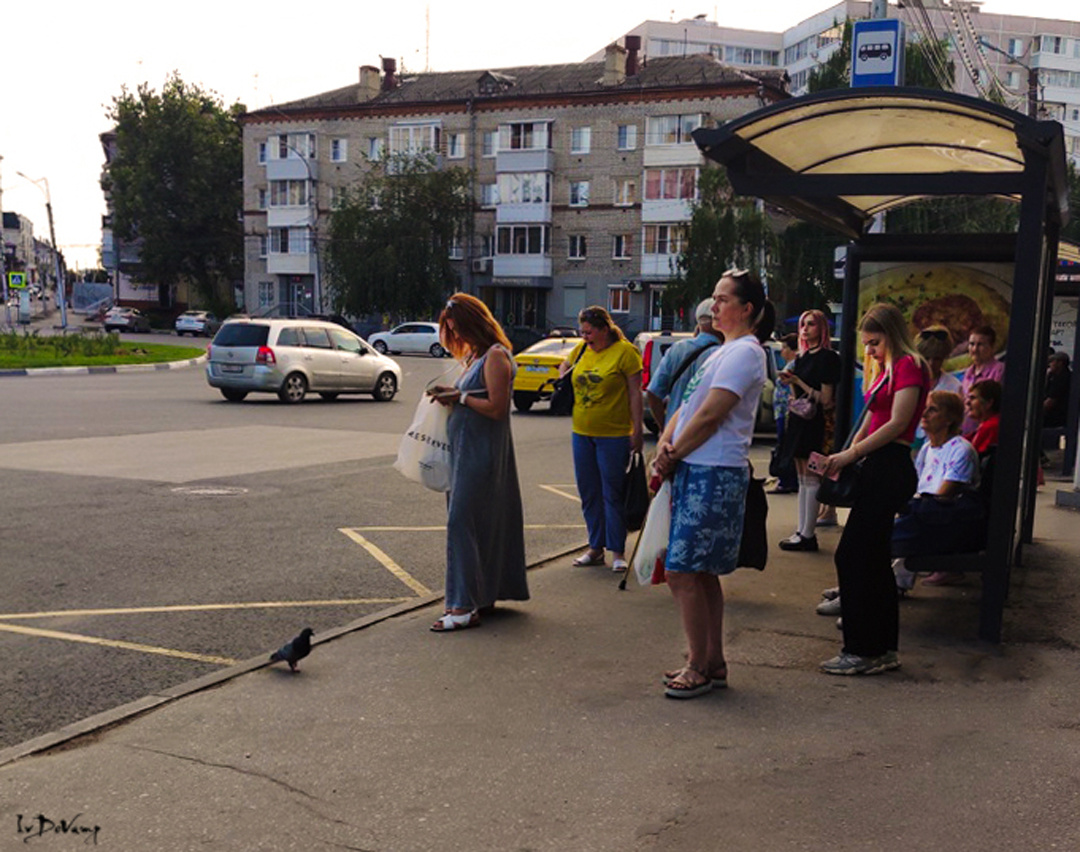 В ожидании транспорта 
