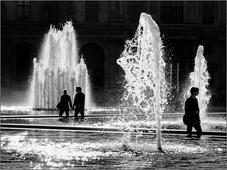 Париж. У Лувра paris