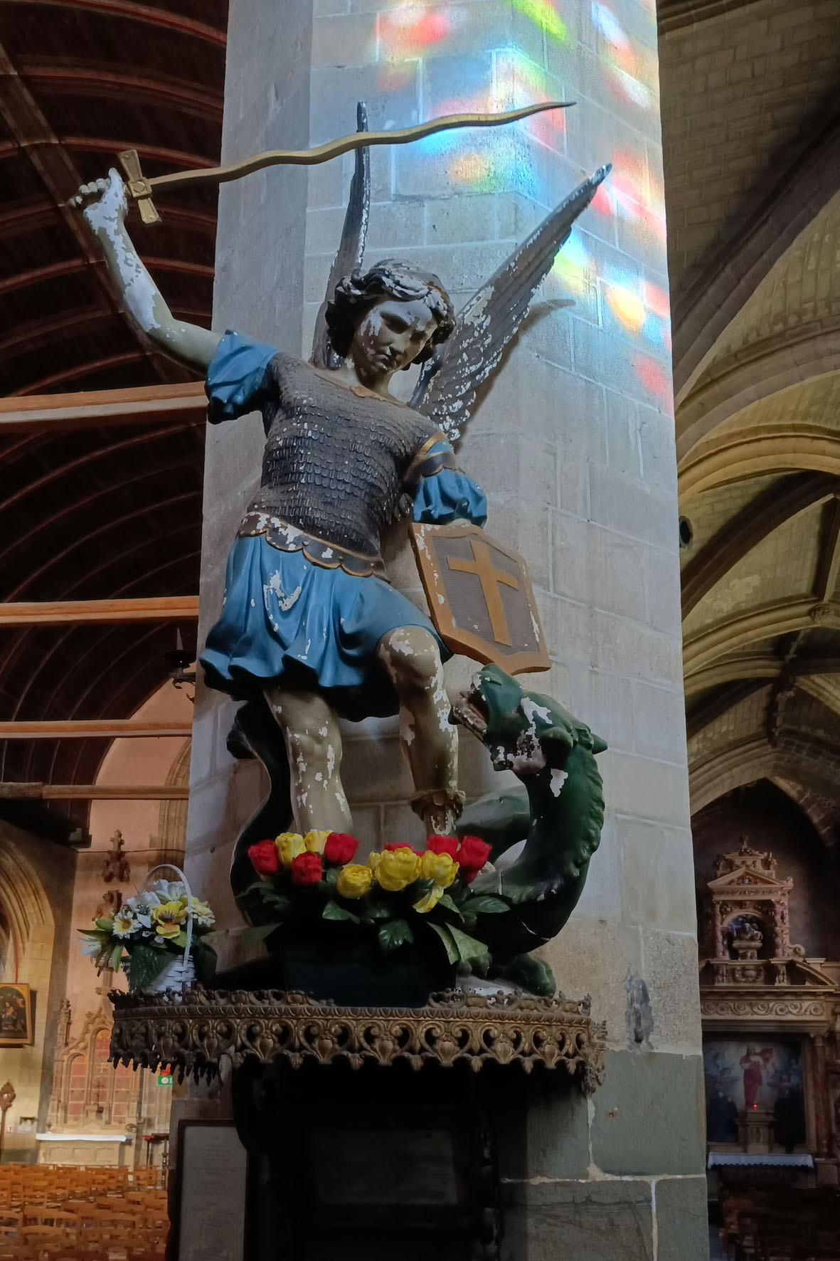 Св. Георгий Guerche Bretagne базилика Notre Dame Георгий скульптура блик витраж