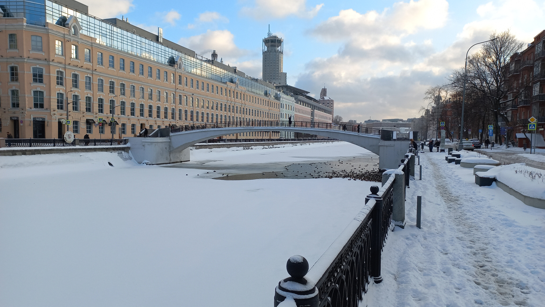 Вид на Зверев мост через Водоотводный канал Москва