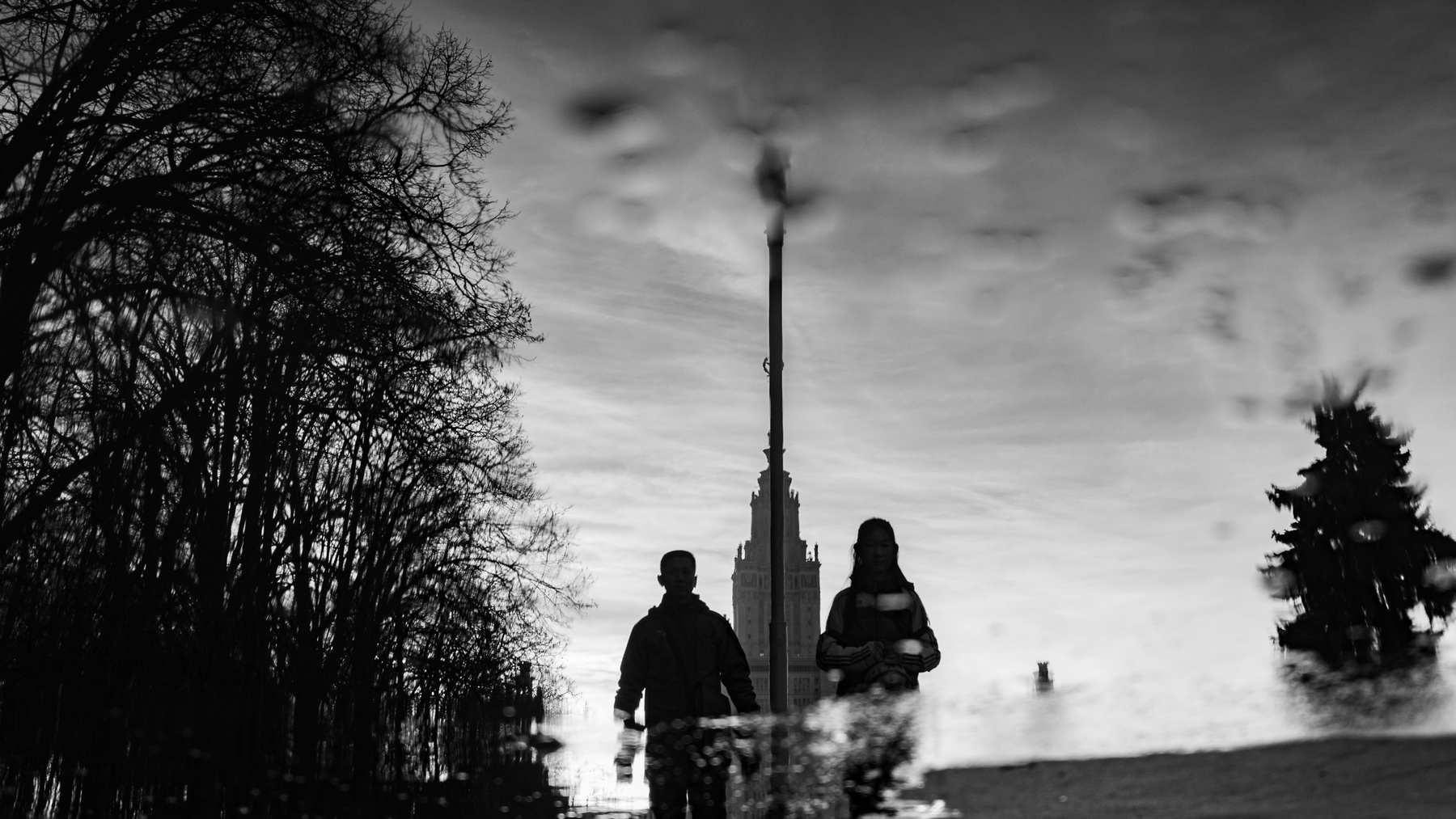 Прогулка возле МГУ mdpphoto street mirror peoples bnw blackandwhite