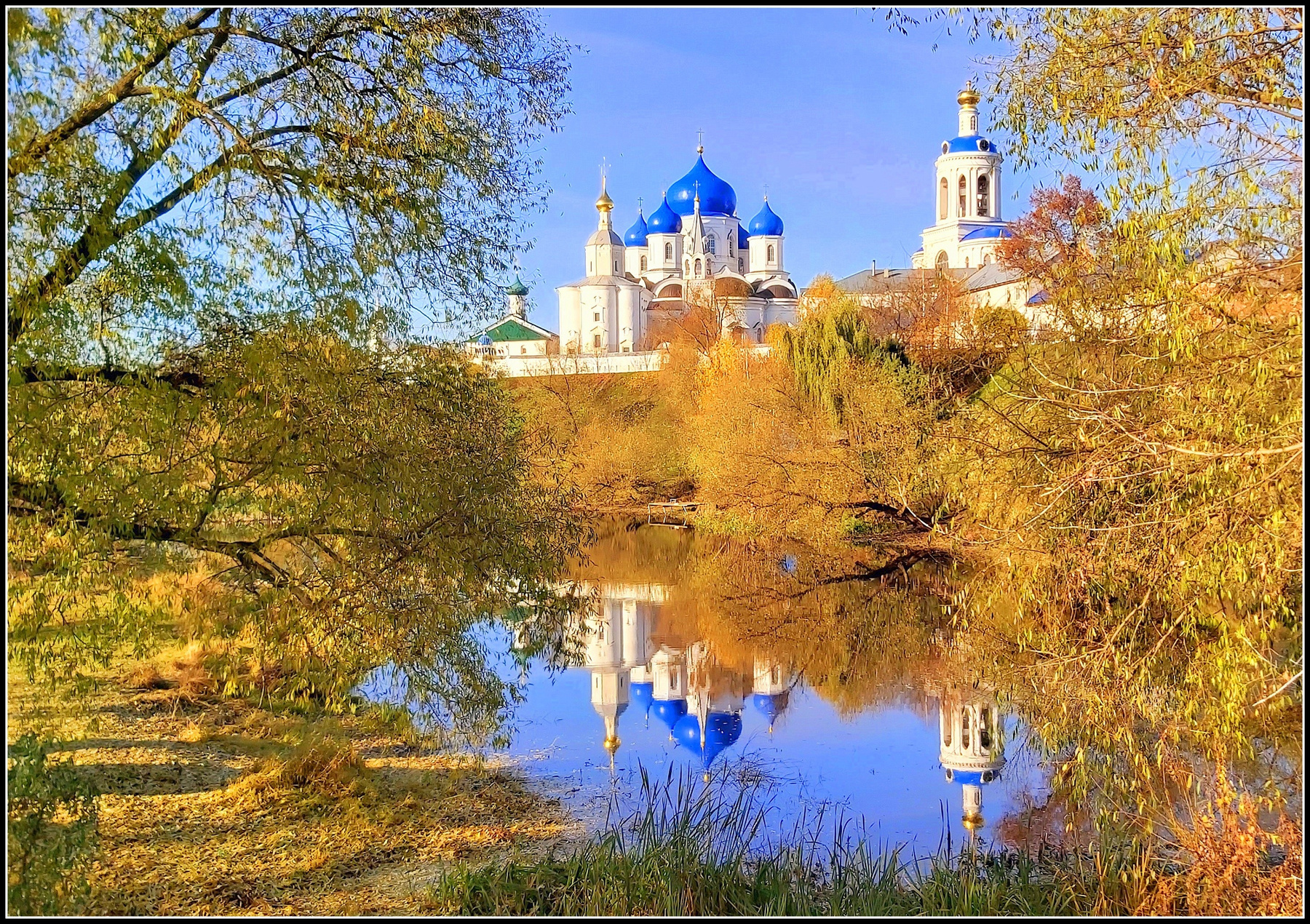 Боголюбовский монастырь. осень храм
