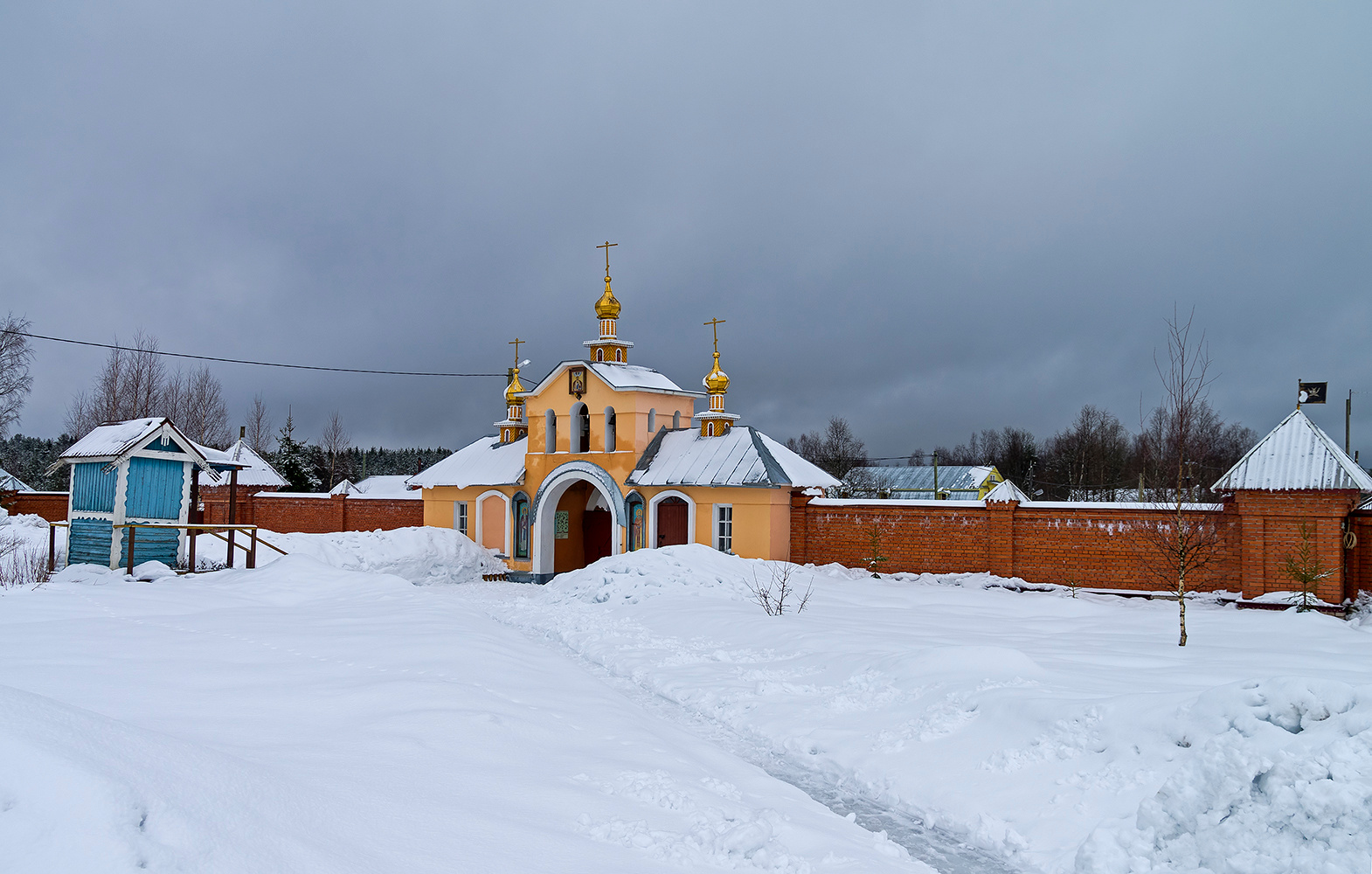 Важеозерский мужской монастырь, Карелия. Главный вход, вид изнутри 