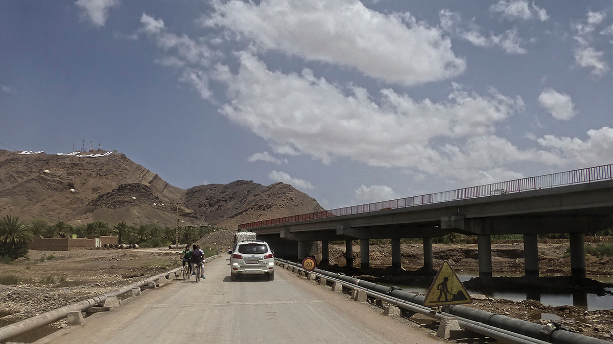 почти восстановили мост в Загоре Марокко Morocco Загора Zagora мост ремонт река Драа может быть очень буйной вероятно