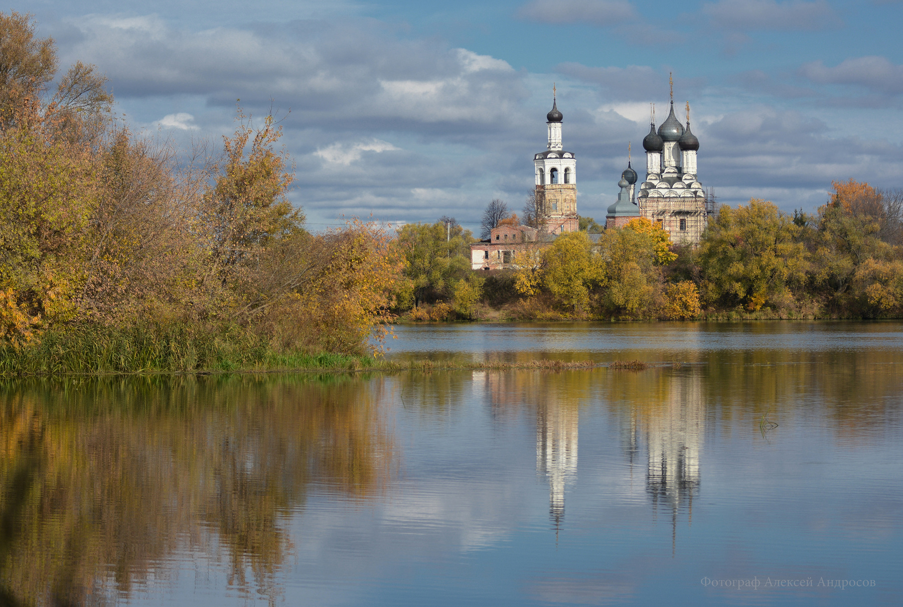 Церковь на Оке осень
