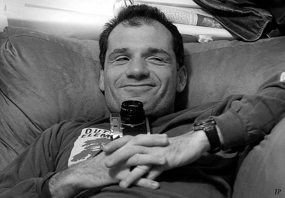 Про зайцев, хитрых и коварных искусателей Зайцы диван Лейка в обнимку девушка за_кадром