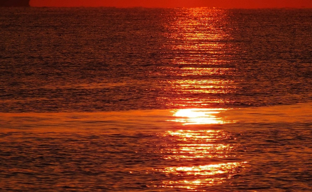 Закат уходящий в море 