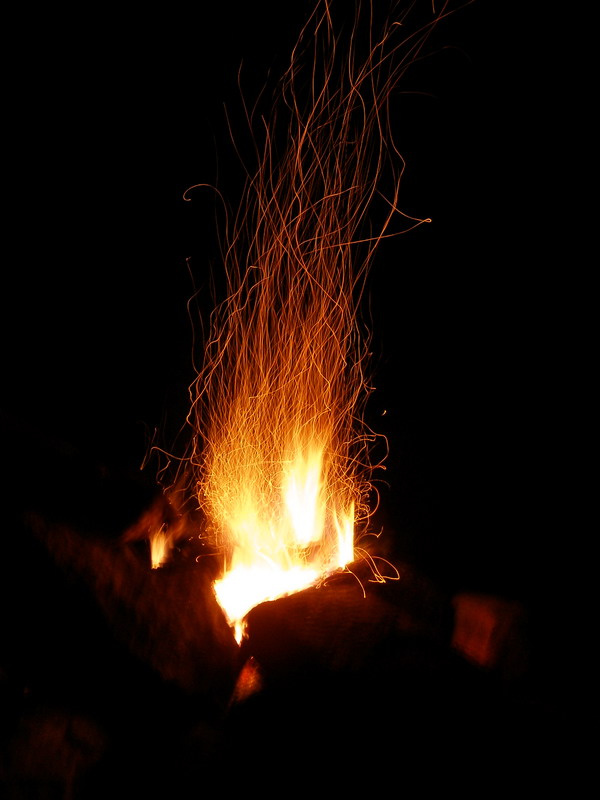 Костер Костер искры следы