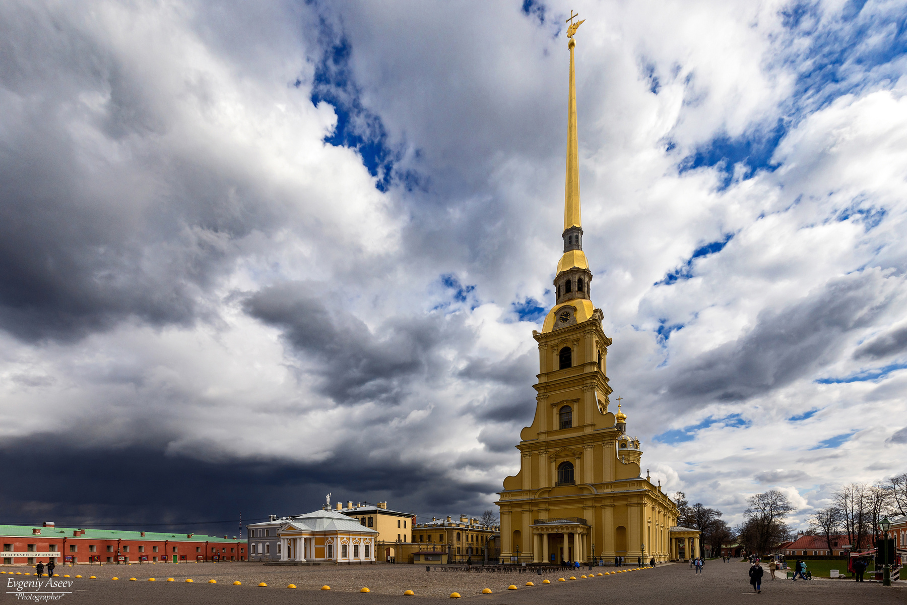 Ветра вой и волн свирепость — все видала, все снесла Петропавловская крепость, тучи рвущая игла Петропавловская крепость