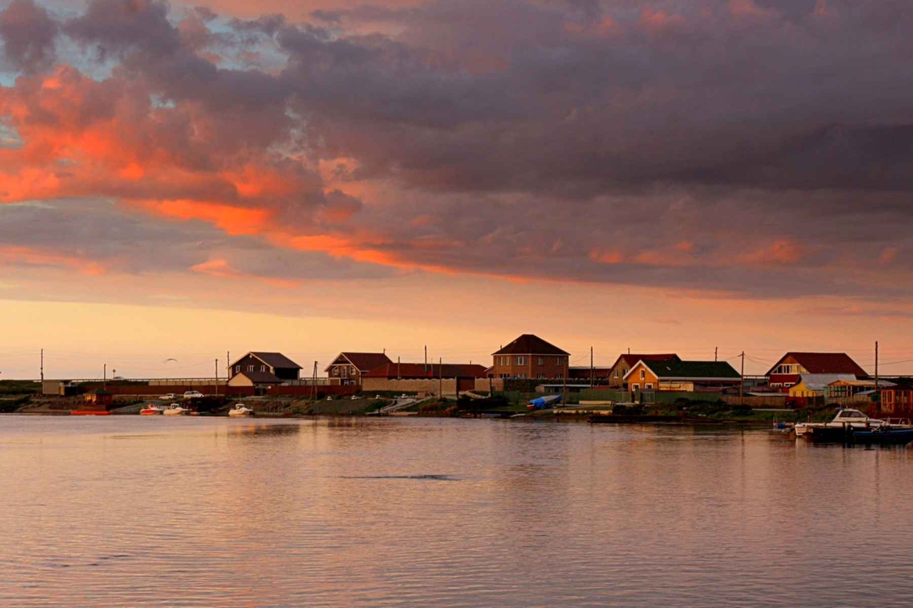 Рыбацкий посёлок охотск море закат