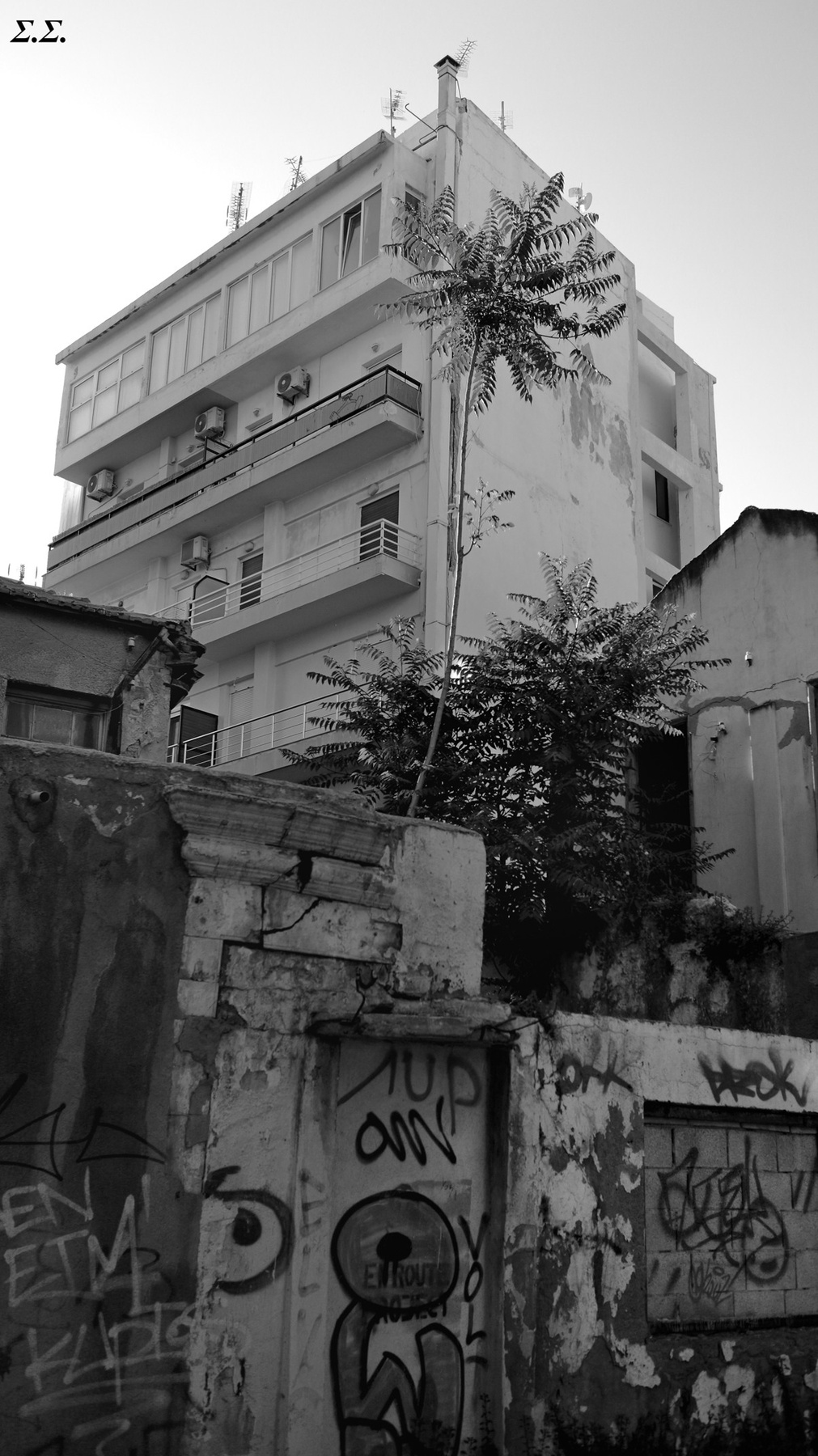 DECONSTRUCTED URBAN LANDSCAPE 