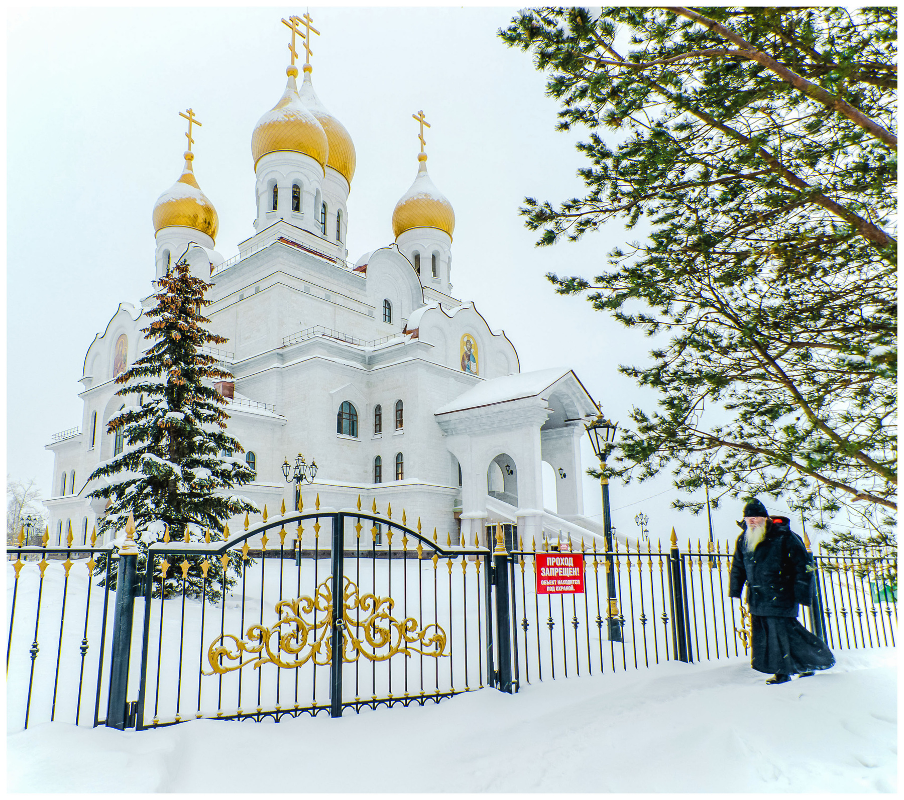 Конец рабочего дня храм монах зима снег