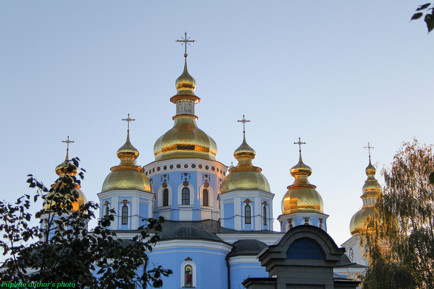 Осенние купола (из альбома "Осень на Владимирской горке") Михайловский златоверхий собор купола и кресты на закате виды Владимирской горки октябрь горке
