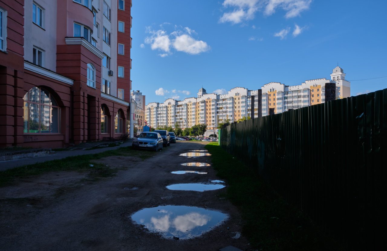 Свет и тени в городе 4 улица лужи небо облака забор здания окна автомобили солнце тени