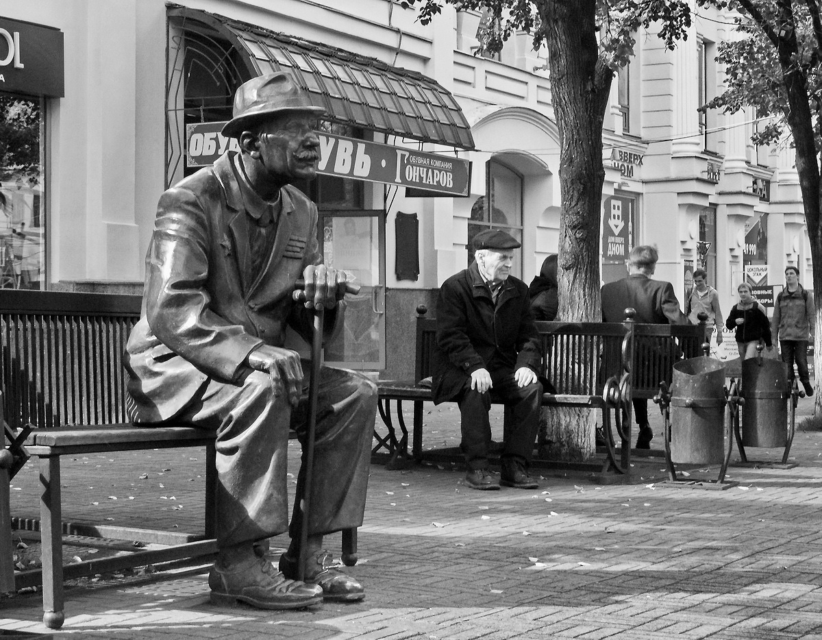 Сюжет о двух ветеранах статуя пенсионер пожилой_человек