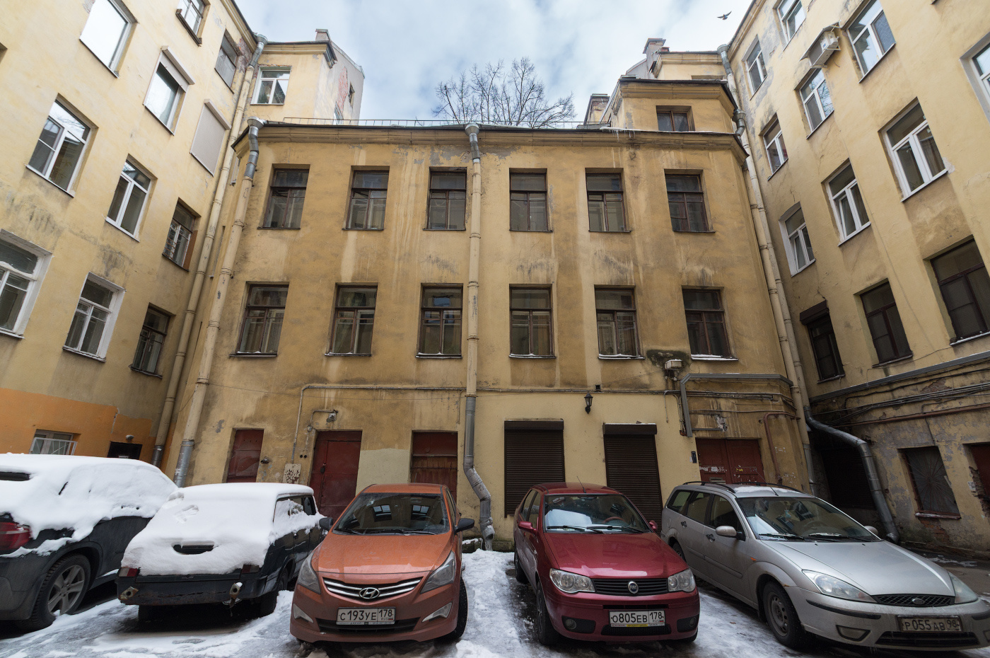 DSC02793 архитектура россия питер петербург санкт-петербург санктпетебург двор дворы спб старыйфонд старый фонд колодец колодцы дворколодец дворыколодцы двор-колодец дворы-колодцы здание окно окна дом васильевский остров