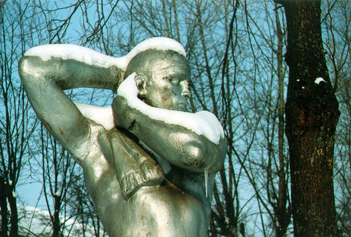задумчивый купальщик кпальщик скульптура