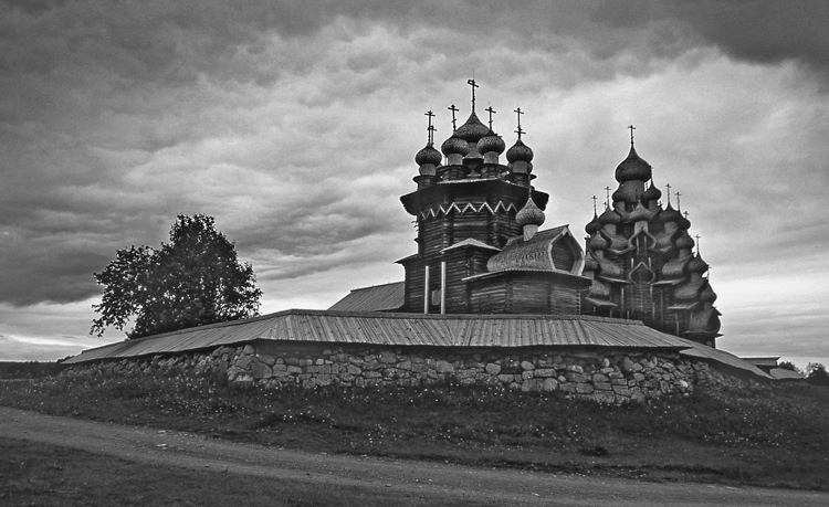 Вечерний свет Кижи деревянная церковь архитектура русский север небо вечер