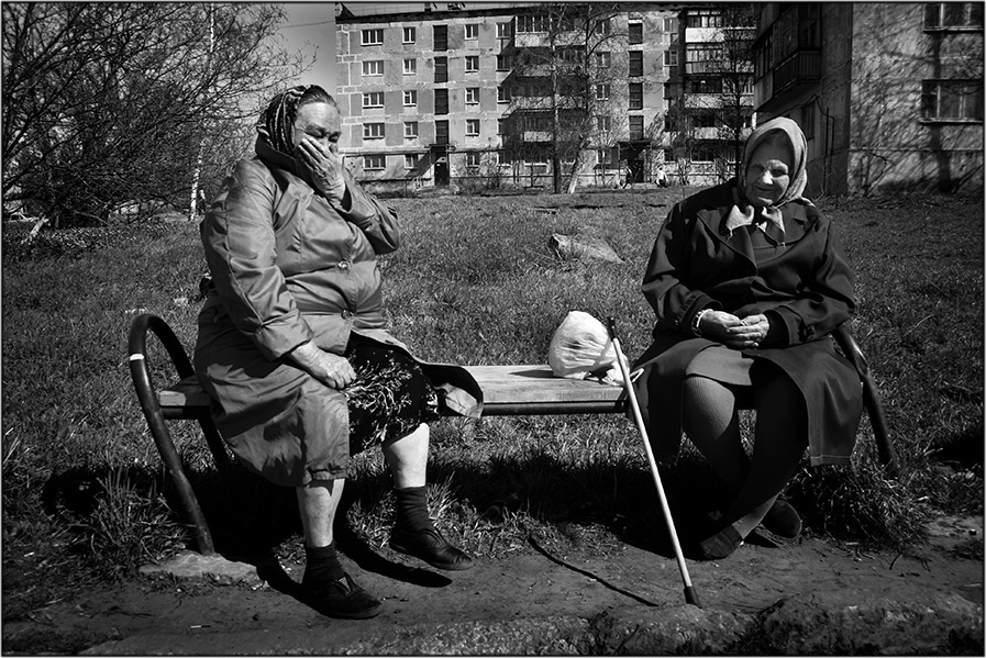 "Весело на лавочке..." 
