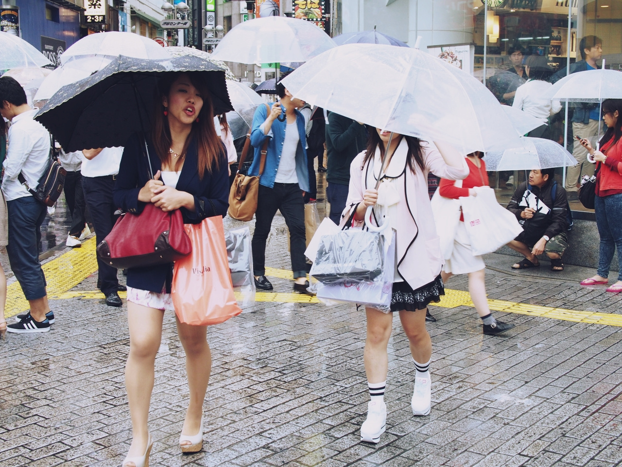 Дожди, как люди, совершенно разные shibuya токио япония девушки японки дождь зонтики улица люди многолюдно лето настроение мода