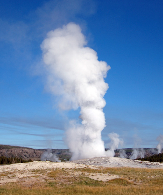 Злой лик под маской той Old Faithful Geyser yellowstone