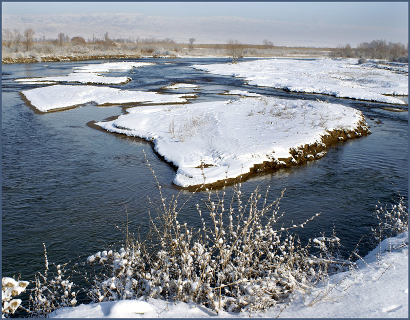 Первый снег Снег, река, ноябрь.
