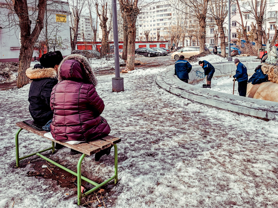 Можно бесконечно смотреть на три вещи: как горит огонь, как течёт вода и как работают другие люди… 2021 стрит фото улица люди фотограф наблюдатель экзистенция город будни день Россия двор зима уборка работа фонтан сидеть
