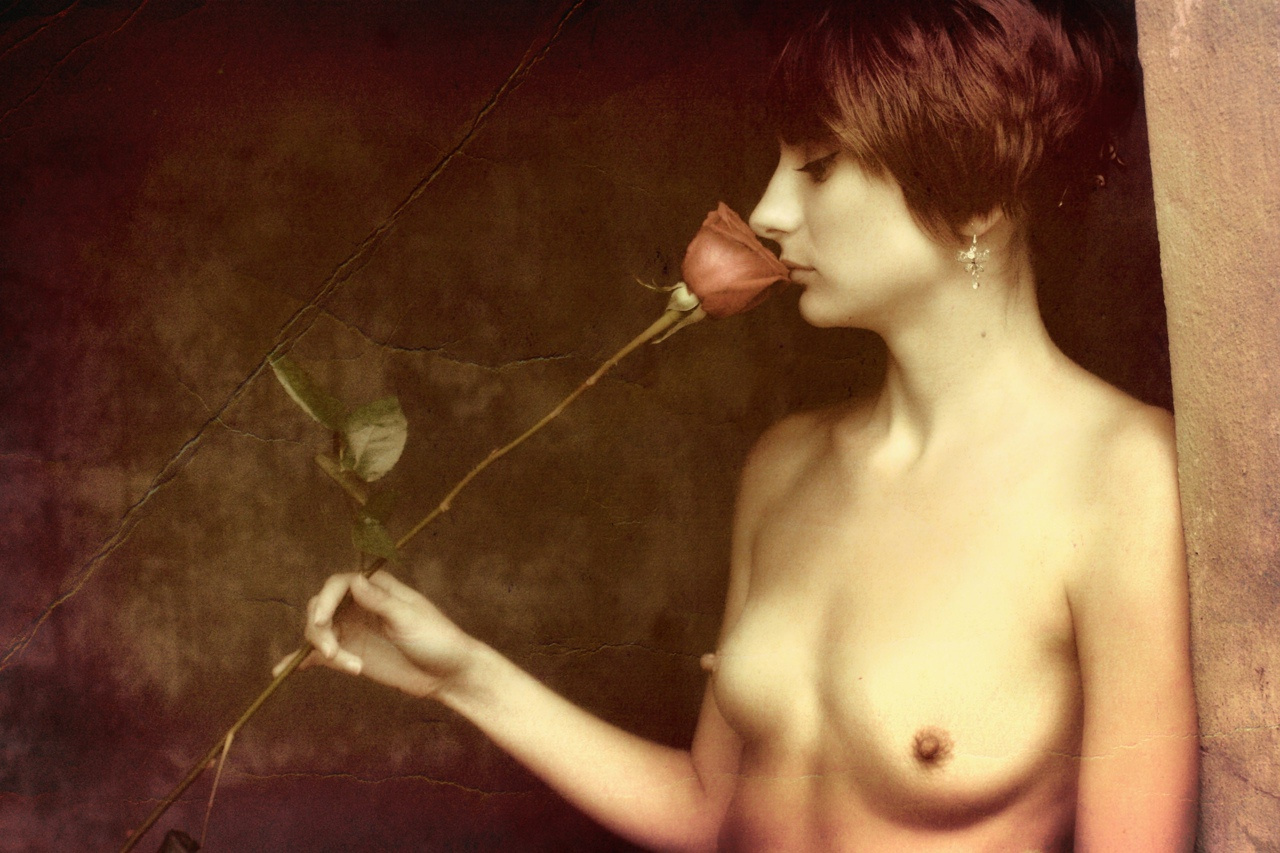La rose rouge est un symbole d'amour woman model nude naked sexy beautiful outdoors breasts boobs tits smalltits nipples bignipples solidnipples portrait retro vintage rose