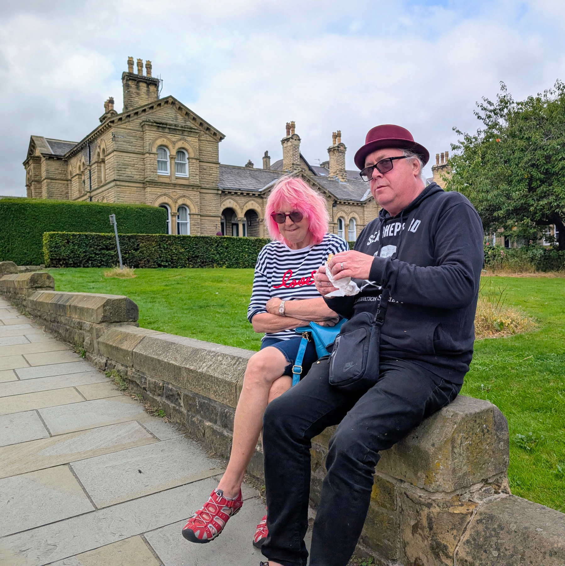 Saltaire розовые волосы мужчина женщина счастливая старость