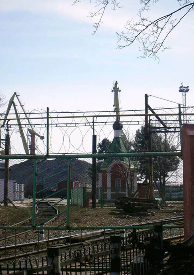 суметь дойти, чтобы помолиться... церковь забор проволока рельсы краны