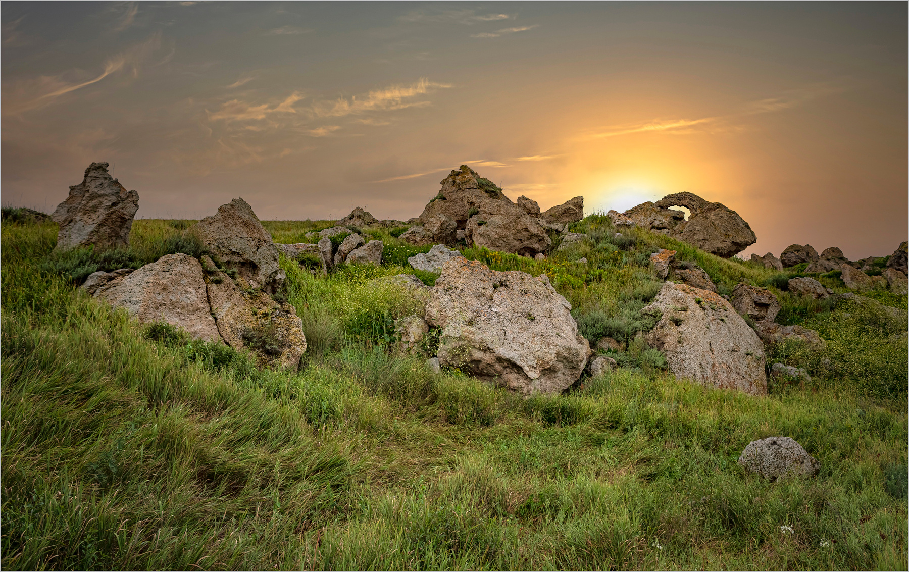 На закате природа