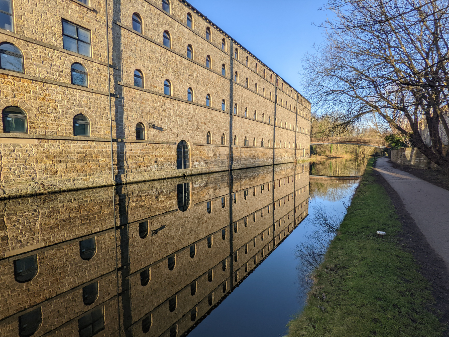 Kirkstall Brewery Halls of Residence канал вода здание зима отражение