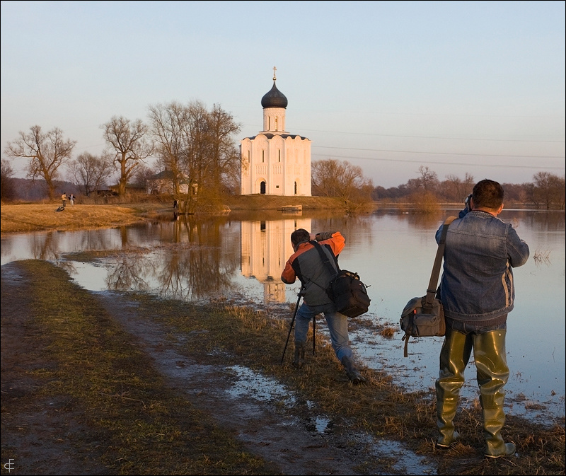 Ловцы света и воды Покров на Нерли паводок режимный свет фотографы